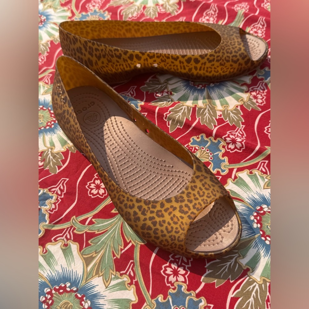 CROCS “Carlie” Flats Nearly New Open Toe Cheetah Leopard Print Jelly size 9